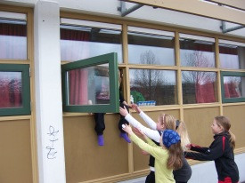 Nemendur hjálpast að við að koma öllum út.