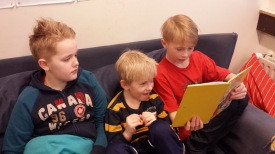 Áhugasamir strákar við lesturinn