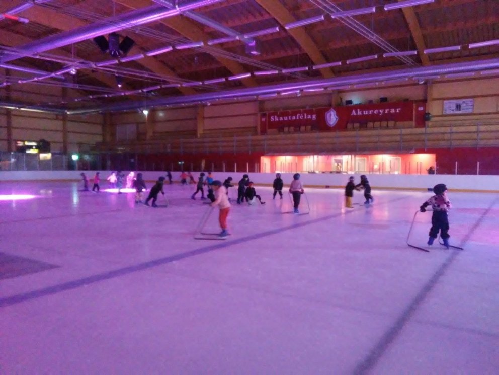 1. bekkur á skautum