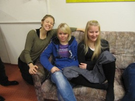 Stelpurnar slaka á í sófanum