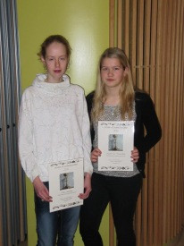 Elfa og Katrín með viðurkenningarskjölin sín