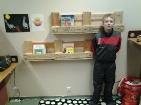 Guðjón Birgir, stoltur smiður við hillurnar