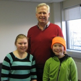 Hrafntinna Nótt og Karen Hrund ásamt Bjarna Jónassyni forstjóra FSA