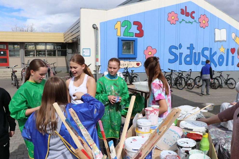 Málað í sumarblíðunni