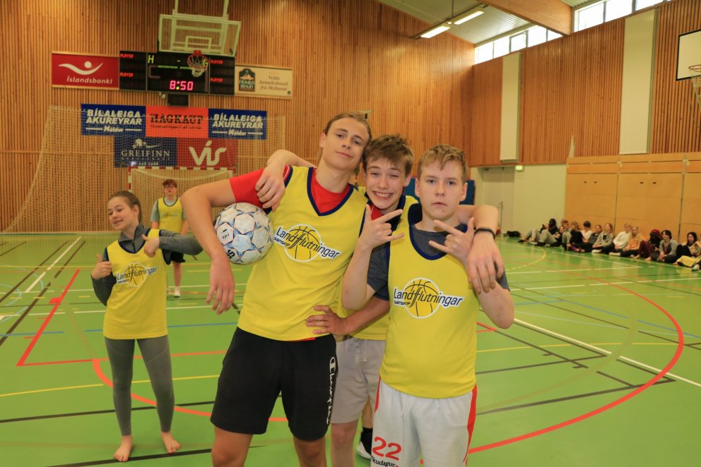 Nemendur í 10. bekk kepptu við starfsmenn skólans