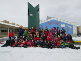 Hópurinn fyrir utan skólann ásamt vinum úr 6. bekk