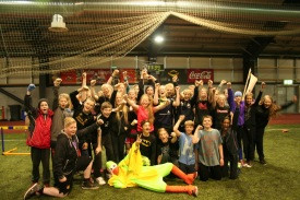 Glaður hópur með bikarinn