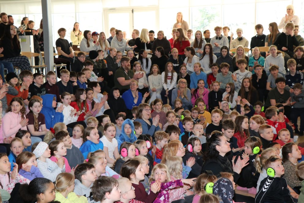 Hressandi söngsalur á síðasta kennsludegi fyrir páskafrí