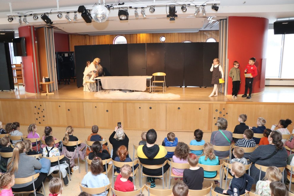 Samvera á sal með leikskólunum í hverfinu