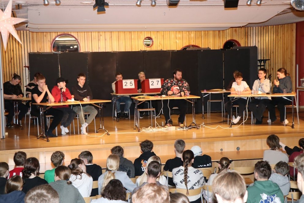 Árleg spurningakeppni unglingastigsins