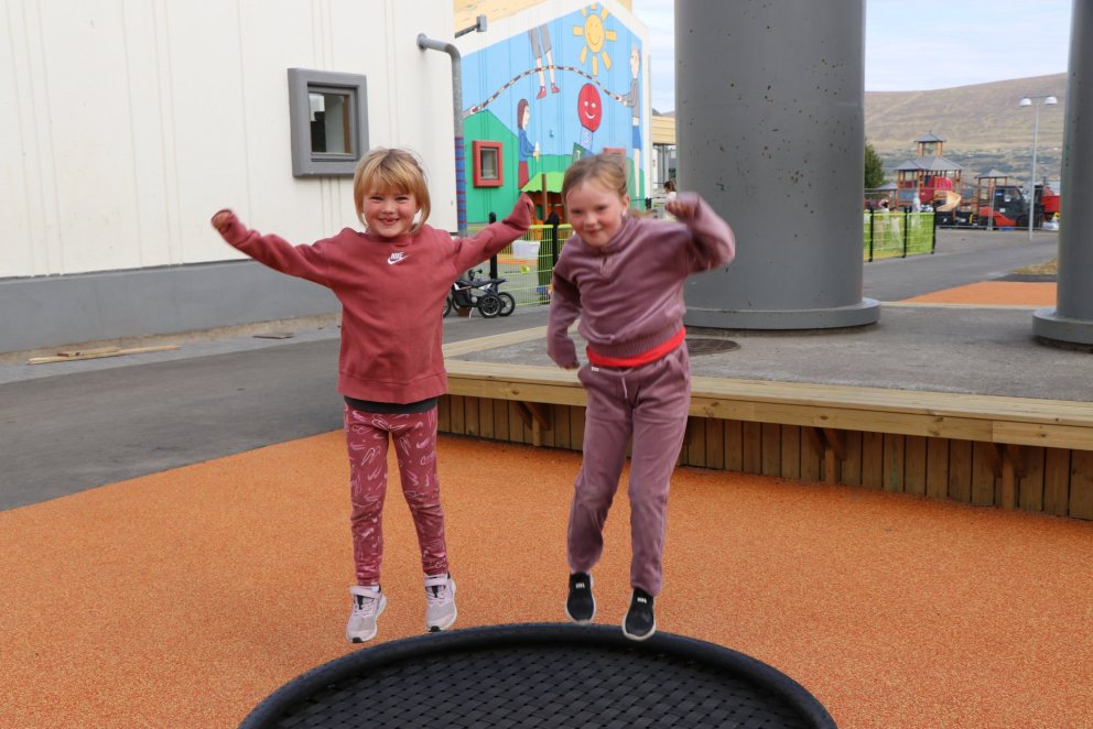 Líf og fjör á nýju skólalóðinni