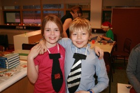 Eva og Arnviður stolt með bindin sín