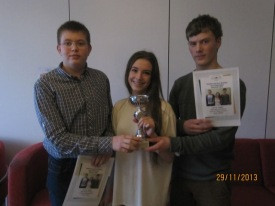 Sigurvegararnir með bikarinn að lokinni keppni