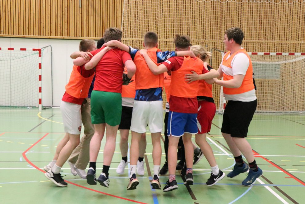 Nemendur í 10. bekk skoruðu á starfsmenn í íþróttum