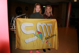 Hulda og Ólöf með nýja fánann