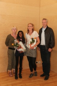 Hafdís og Helena ásamt Ólafi skólastjóra og Önnu Sigrúnu umsjónarkennara