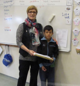Herdís afhenti Rúnari bókina í Síðuskóla