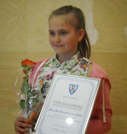 Sóley með viðurkenninguna.