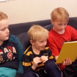 Áhugasamir strákar við lesturinn