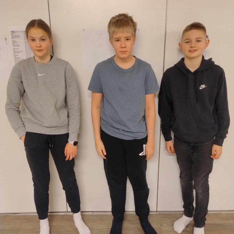 Hin árlega spurningakeppni unglingastigs fór fram í dag