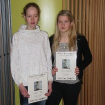 Elfa og Katrín með viðurkenningarskjölin sín