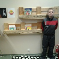 Guðjón Birgir, stoltur smiður við hillurnar