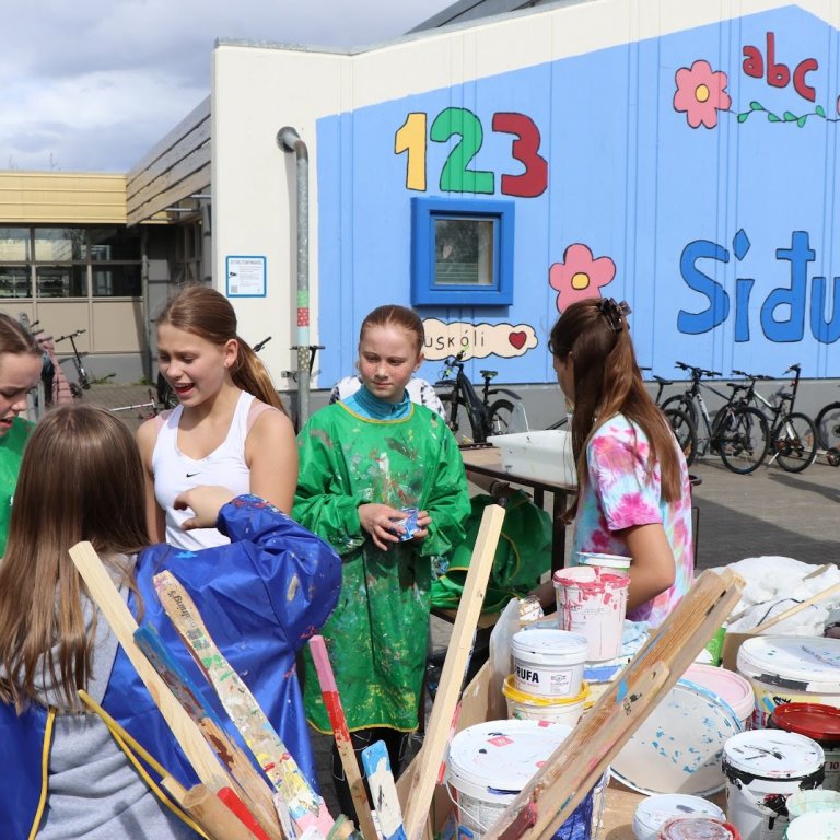 Málað í sumarblíðunni