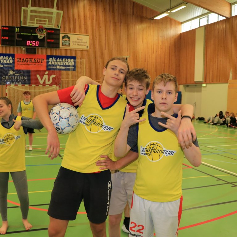 Nemendur í 10. bekk kepptu við starfsmenn skólans