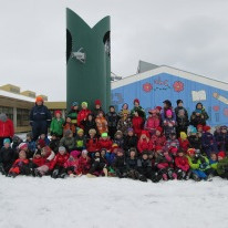 Hópurinn fyrir utan skólann ásamt vinum úr 6. bekk