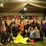 Glaður hópur með bikarinn