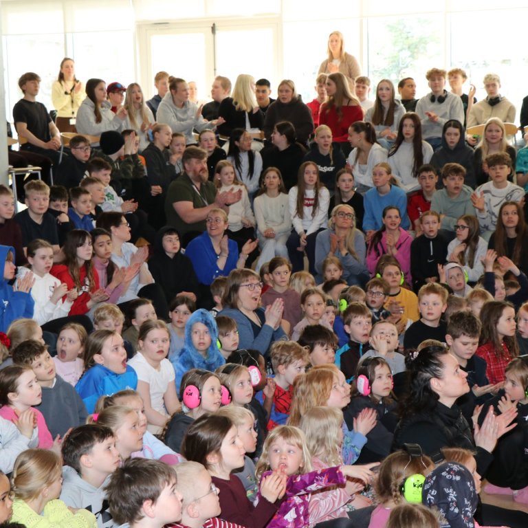 Hressandi söngsalur á síðasta kennsludegi fyrir páskafrí