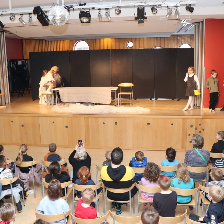 Samvera á sal með leikskólunum í hverfinu