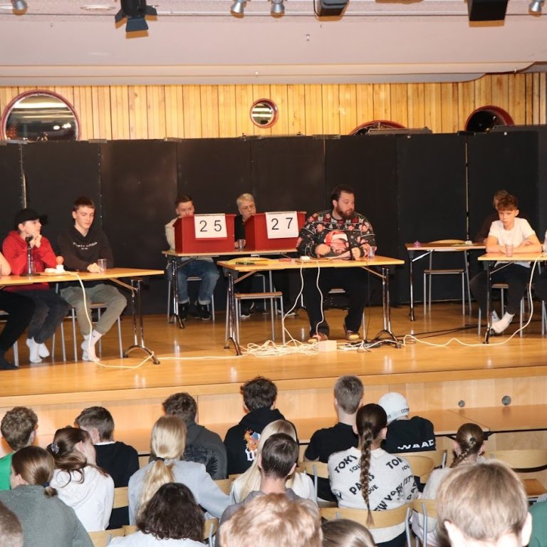 Árleg spurningakeppni unglingastigsins