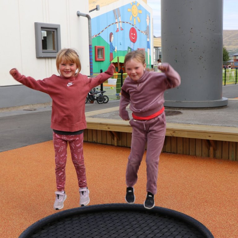 Líf og fjör á nýju skólalóðinni