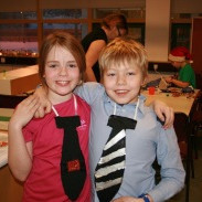 Eva og Arnviður stolt með bindin sín