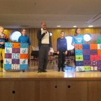 Teppin afhent á sal