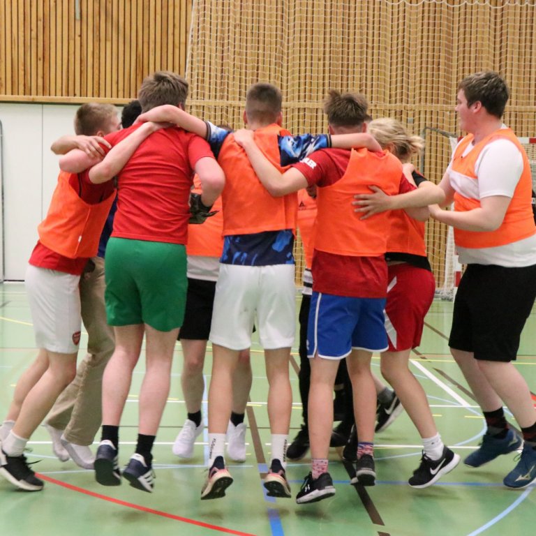 Nemendur í 10. bekk skoruðu á starfsmenn í íþróttum