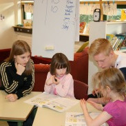 9. bekkur heimsækir 1. bekk