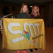 Hulda og Ólöf með nýja fánann