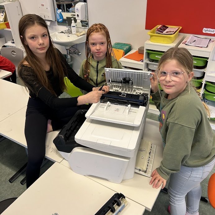 4. bekkur tekur í sundur raftæki