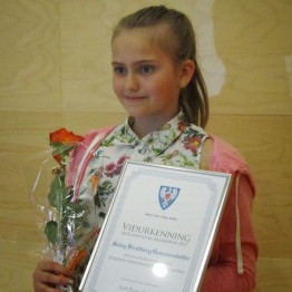 Sóley með viðurkenninguna.